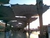 Parasols géants déployés devant la Mosquée du Prophète à Médine avec coucher de soleil
