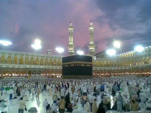 la kaaba avec une magnifique lueur violette