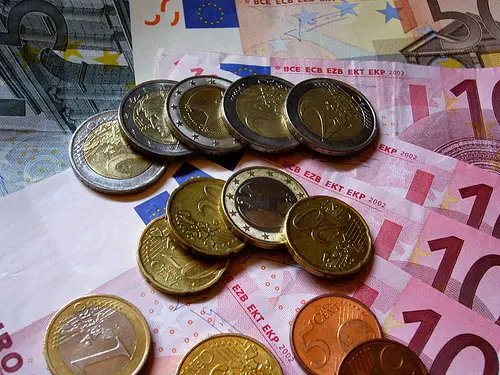 argent pièces et billets d'euros devenir riche